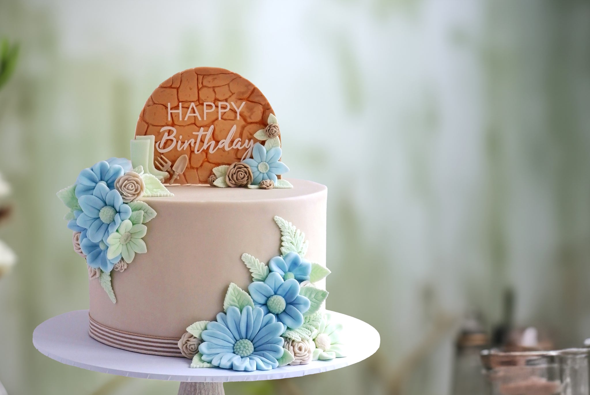 How To Create A Pretty Garden Themed Birthday Cake