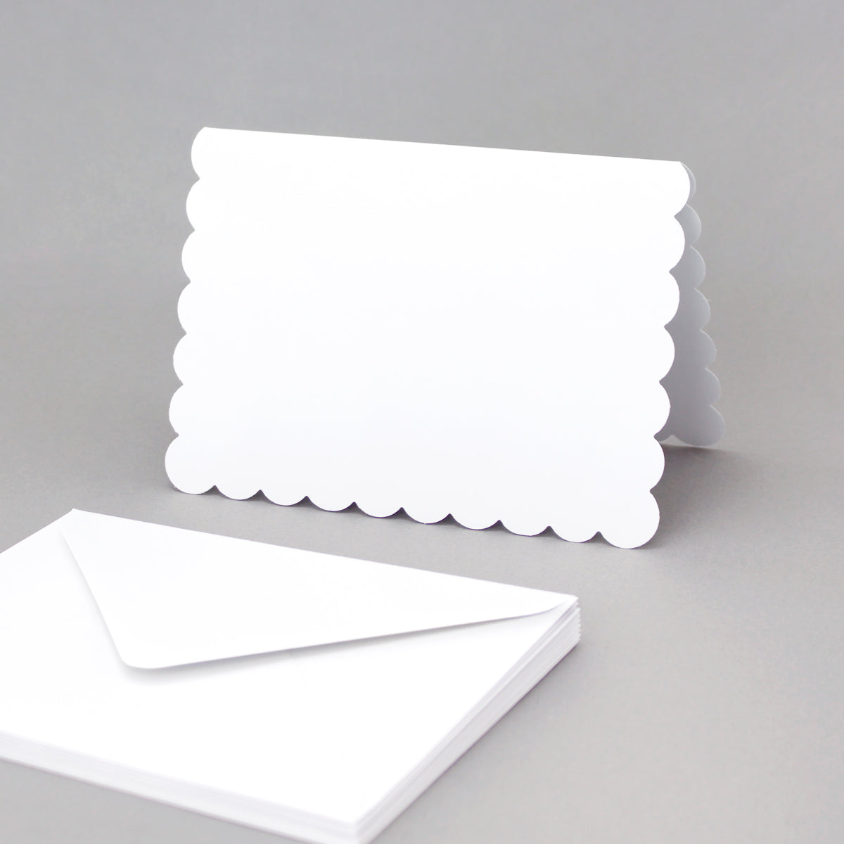 30 weiße Karten und Umschläge mit Wellenkante in 3 verschiedenen Größen