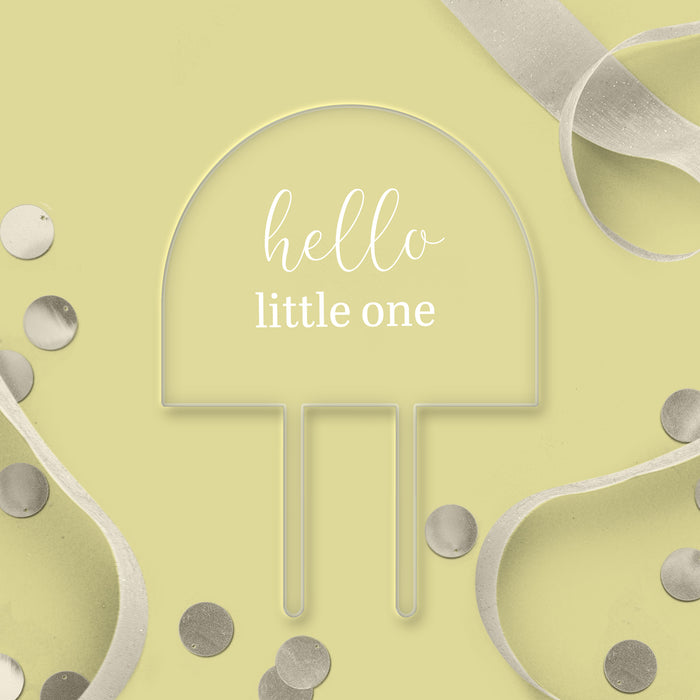 „Hello Little One“-Bogenaufsatz aus klarem Acryl – weißer Schriftzug