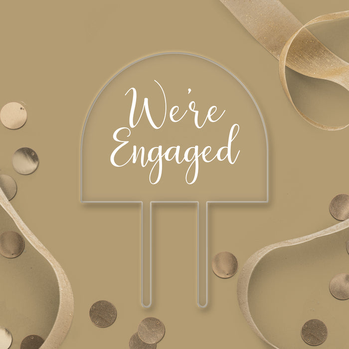 „We're Engaged“-Bogenaufsatz aus durchsichtigem Acryl – weißer Schriftzug