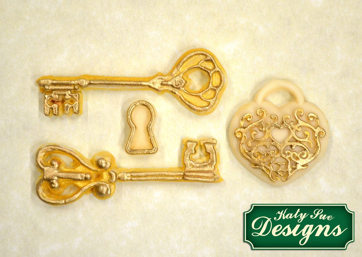 CD - An idea using the Decorative Keys & Locket Mould product