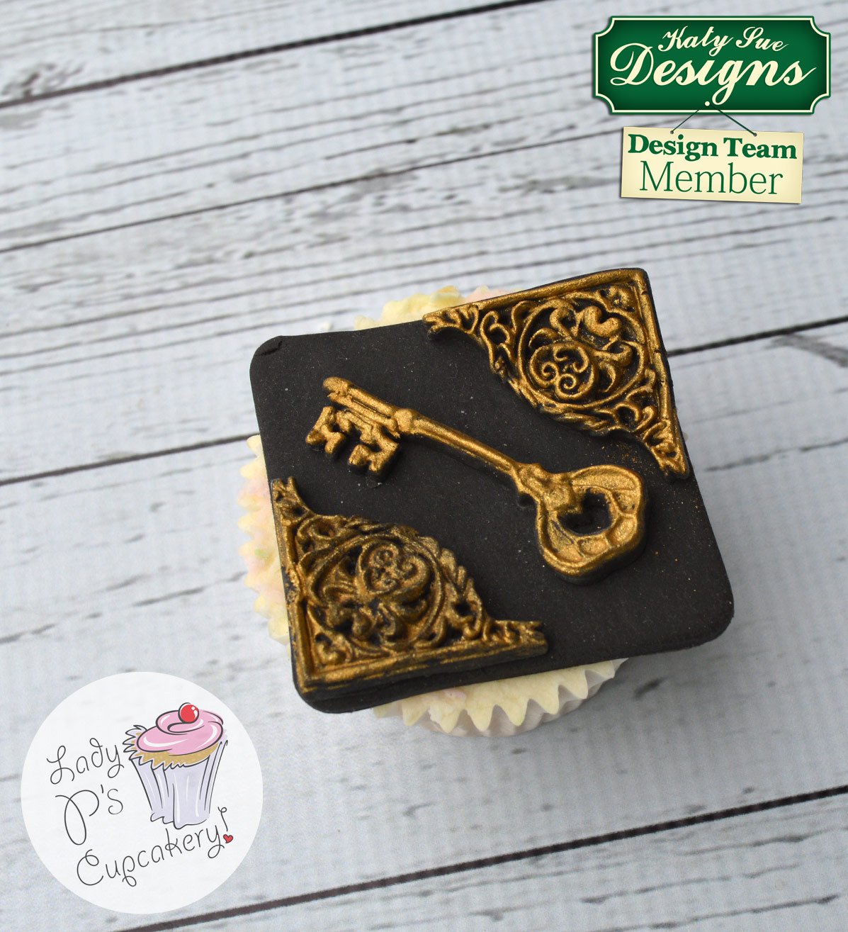 CD - An idea using the Decorative Keys & Locket Mould product