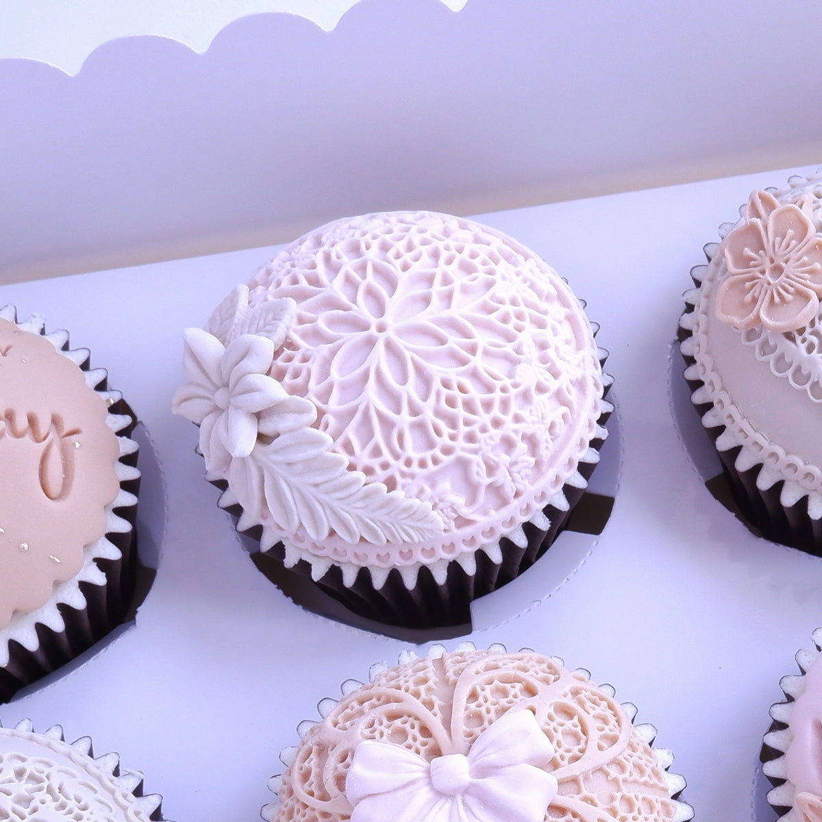 Cupcake-Silikonform mit floraler Spitze