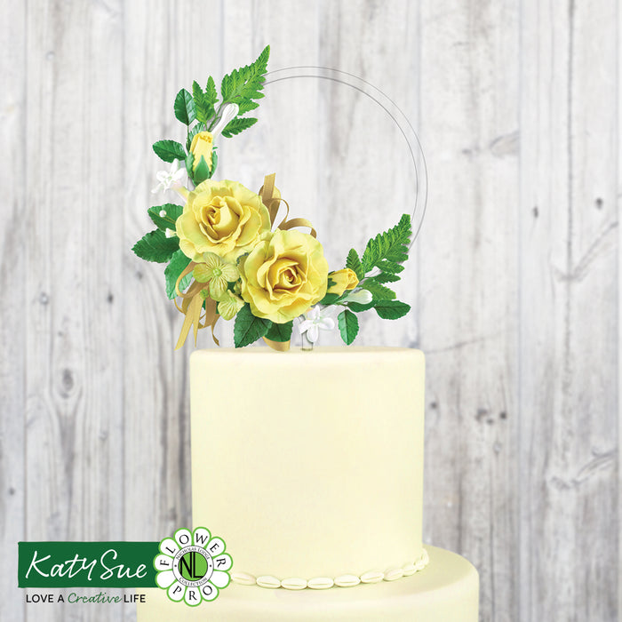 Einfacher, durchsichtiger Kuchenaufsatz mit Blumenring