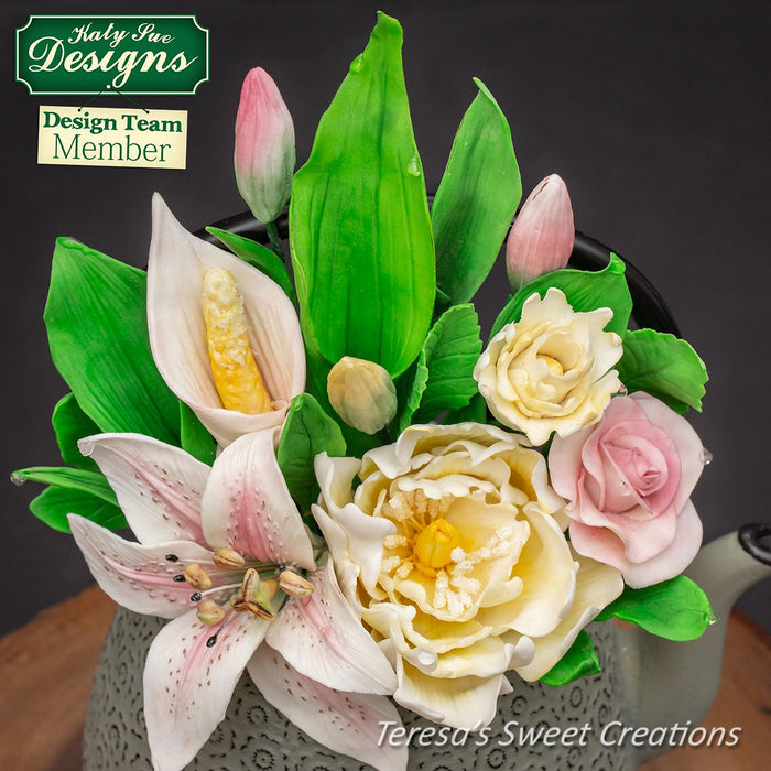 CD - Cake Idea using the Flower Pro Lily Mould and Veiner 